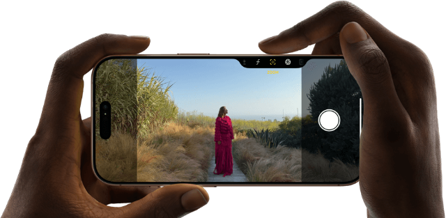Apple iPhone 16 Pro Camera Control Eine Person zeigt ein iPhone, auf dem ein Foto einer Frau abgebildet ist, das klar und deutlich zu erkennen ist.