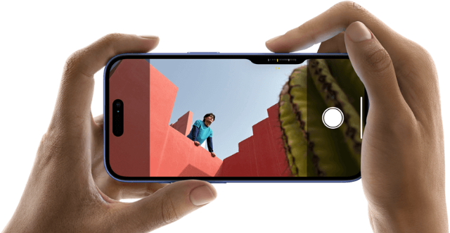 Apple iPhone 16 Camera Control Kamerasteuerung auf dem iPhone 16, der rechte Finger bewegt sich über die Seite des iPhone, um die Kameraeinstellungen anzupassen
