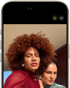 Der Bildschirm des iPhone Airs zeigt durch die Kamera, wie zwei Frauen ein Selfie machen. Der Bildschirm des iPhone Airs zeigt durch die Kamera, wie zwei Frauen ein Selfie machen.