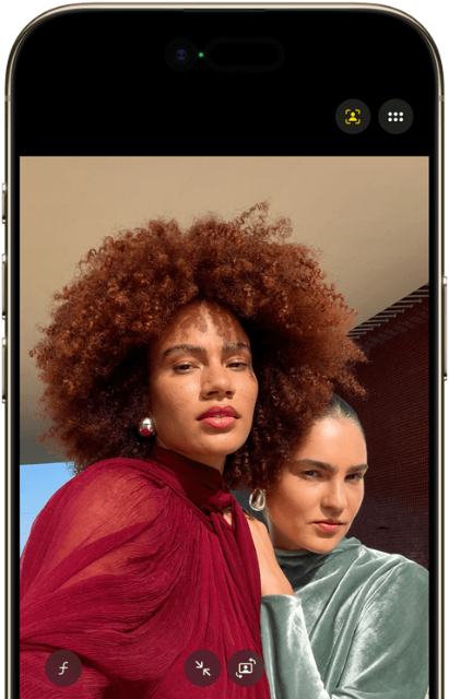 Der Bildschirm des iPhone Airs zeigt durch die Kamera, wie zwei Frauen ein Selfie machen. Der Bildschirm des iPhone Airs zeigt durch die Kamera, wie zwei Frauen ein Selfie machen.