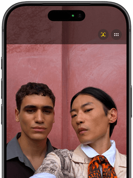 Am Bildschirm des iPhone 17 Pros sind zwei Menschen durch die Kamera zu sehen, wie sie gerade ein Selfie machen. Am Bildschirm des iPhone 17 Pros sind zwei Menschen durch die Kamera zu sehen, wie sie gerade ein Selfie machen.