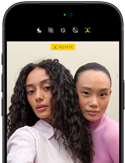 iPhone 18 Pro, Schwarz, Vorderseite, zwei Models posieren für die Kamera, die Center Stage Frontkamera wird gezeigt