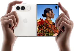iPhone Duo in verschiedenen Positionen: umgedreht im offenen Querformat, in einem leichten Winkel geöffnet, äußeres Display, All‑Screen Design. Leicht geöffnet wie ein Buch und aufgestellt. Querformat geöffnet, in rechtem Winkel geöffnet, inneres Display, All-Screen Design