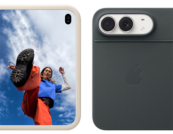 iPhone Duo, Farbe Sternenweiß in Silikon Case in Sand, Querformat, vollständig geöffnet, Dual Fusion Kameras oben links, das Case bedeckt die Rückseite und den äußeren Rand des Displays, die rechte Seite zeigt das Porträt einer Person auf dem äußeren Display. iPhone Duo, Farbe Sternenweiß, aufgestellt mit dem Folio mit Standfuß in Navyblau, vollständig geöffnet im Querformat, Rückseite mit den 48 MP Dual Fusion Rückkameras, zwei Objektive