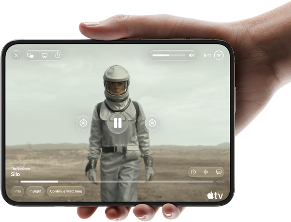 iPhone Duo, in einer Hand gehalten, im Querformat geöffnet, komplett ausgeklappt, das Display zeigt die Apple TV Serie „Silo“