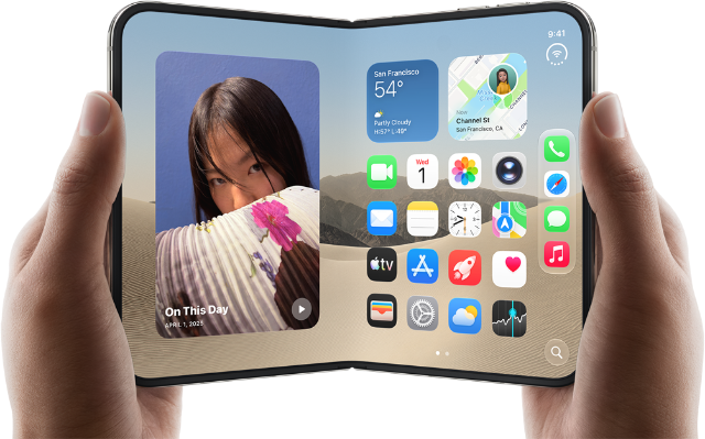 iPhone Duo, Farbe Sternenweiß, wird von zwei Händen im Querformat gehalten, aufgeklappt, das innere Display zeigt links Fotos, rechts Apps