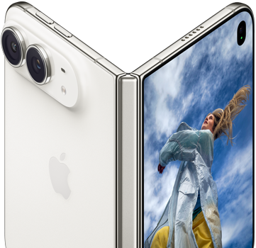 iPhone Duo, halb geöffnet wie ein Buch, mit Scharniermechanismus in der Mitte, Rückseite links mit Apple Logo und zwei Kameras, äußeres Display rechts zeigt ein Porträtfoto einer Person mit blonden Haaren