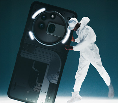 Nothing 3a Pro EIn Mann hält ein überdimensionirtes Nothing 3a Pro Smartphone