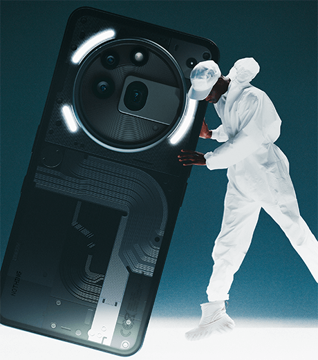Nothing 3a Pro EIn Mann hält ein überdimensionirtes Nothing 3a Pro Smartphone