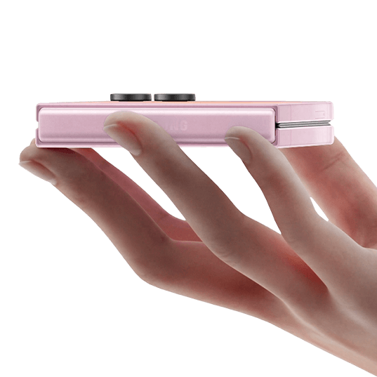 Ein dünnes Samsung Flip8 liegt zugeklappt auf einer Hand.