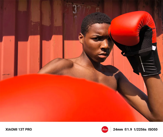 Ein Junge mit Boxhandschuhen