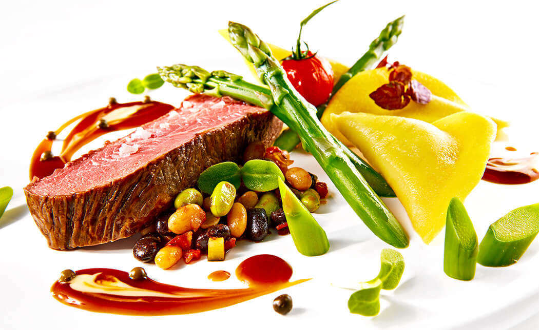 Roastbeef mit grünem Pfefferrahm, grünem Spargel, Ricotta-Ravioli und Bohnengemüse