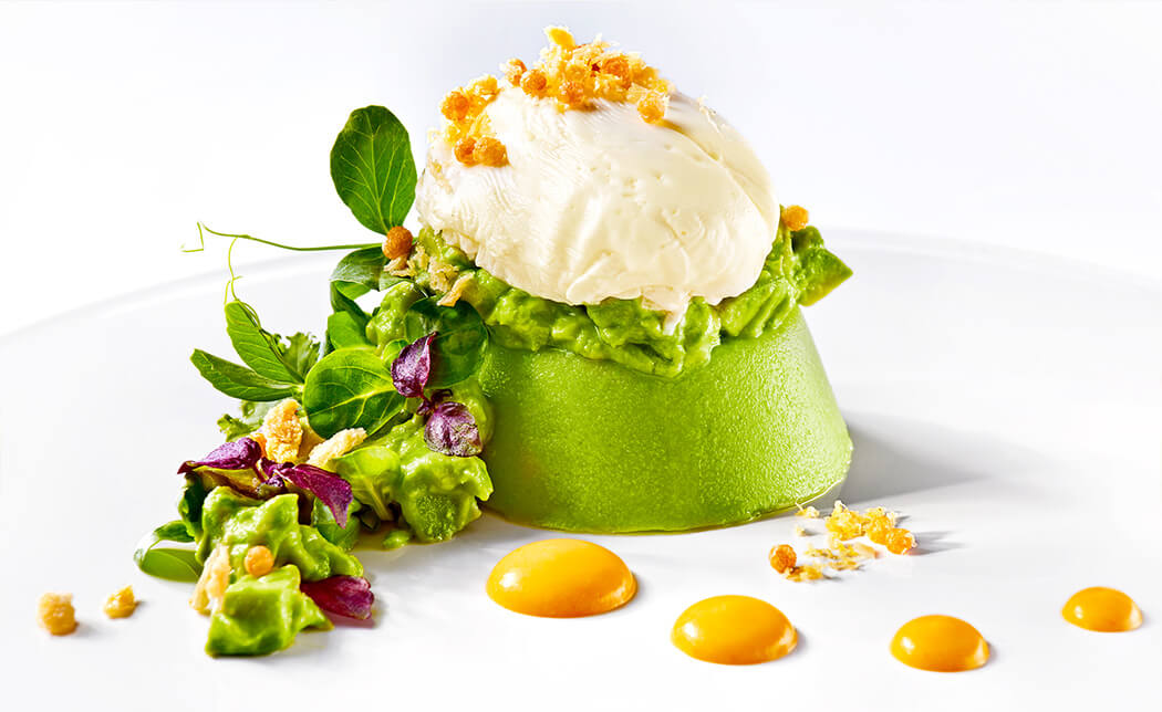 Avocado-Cocktail mit pochiertem Ei, Sauce American und gerösteten Pinienkernen