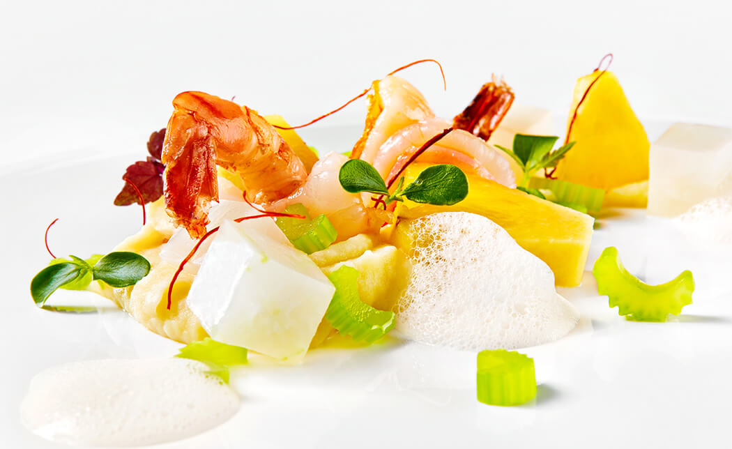 Bio-Steingarnelen auf Erdäpfelcreme mit Ananas & Sellerie